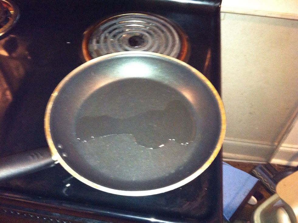 Add some vegetable oil into a pan on medium fire.