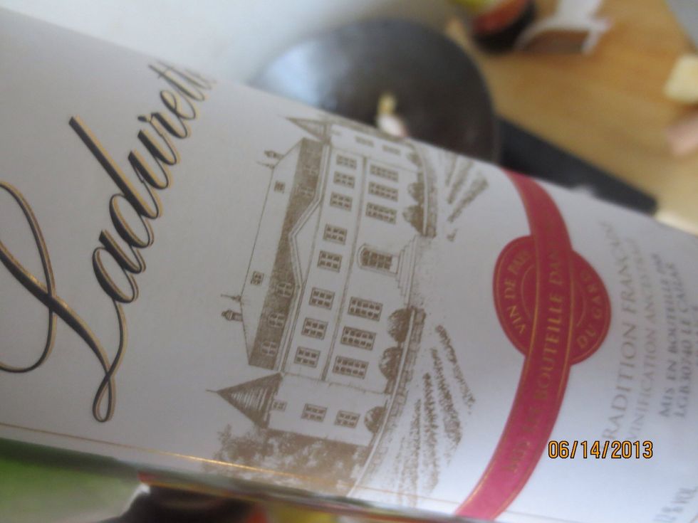 Add some wine to the pork in the wok
