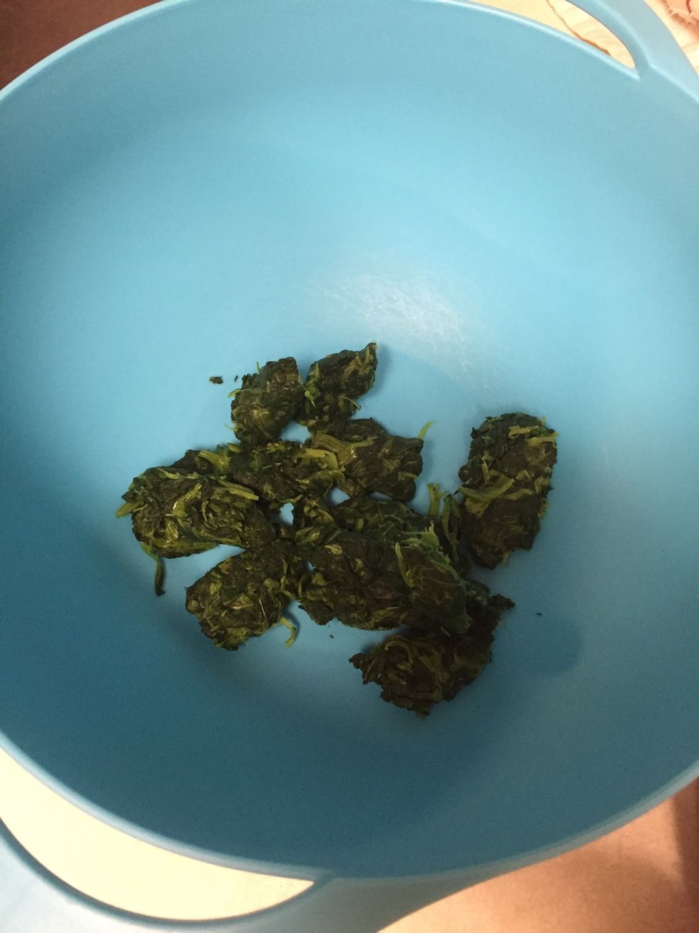 Add spinach into large mixing bowl