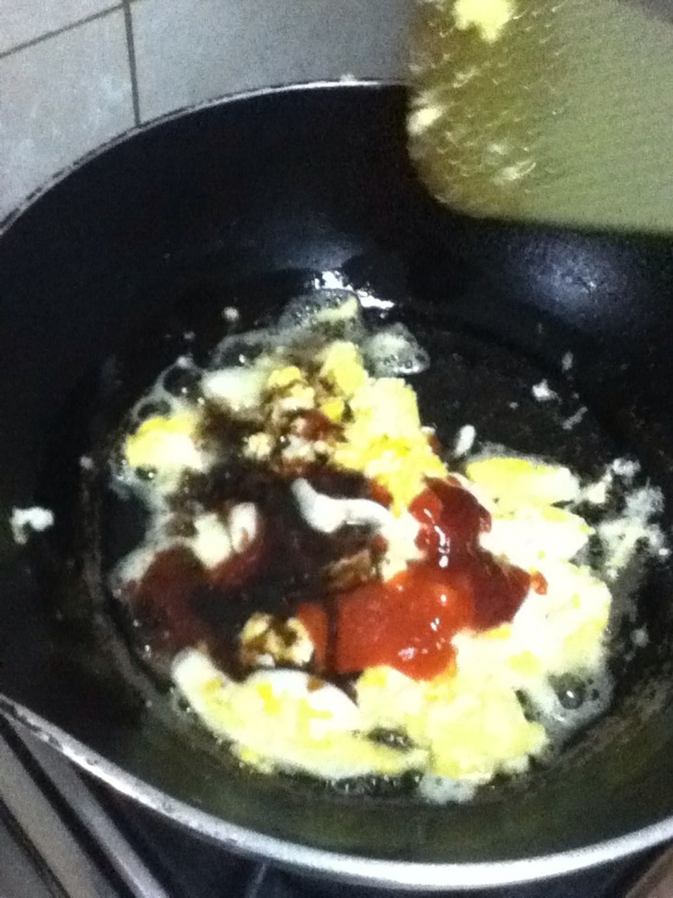 Add sweet soy sauce, chilli sauce and tomato sauce. If you like sweet taste, u can add more sweet soy sauce, if you like hot taste, u can add more chilli sauce.