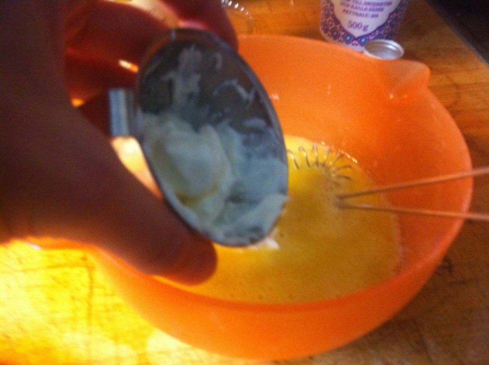 Add the 1 dl of Greek Yogurt. Whisk more.
