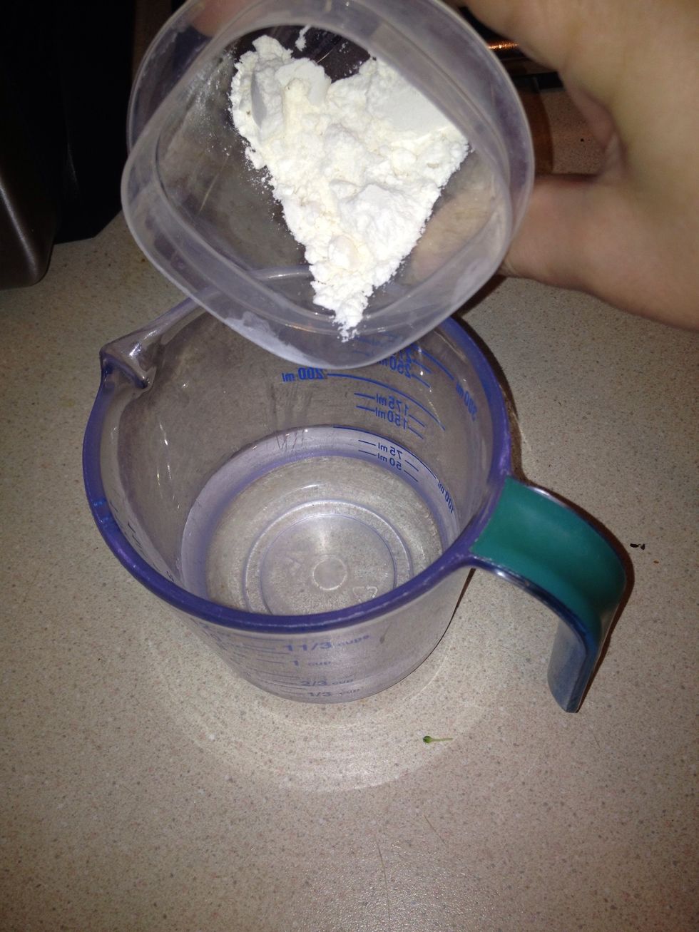 Add the 1 tablespoon of flour to the water and whisk well.