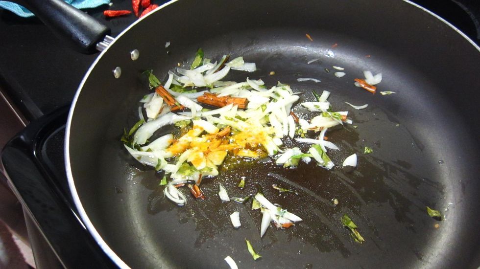 Add the 1 teaspoon of garlic, 1 teaspoon curry powder (optional), 1/2 teaspoon turmeric and saut\u00e9 for 5 minutes on medium heat.