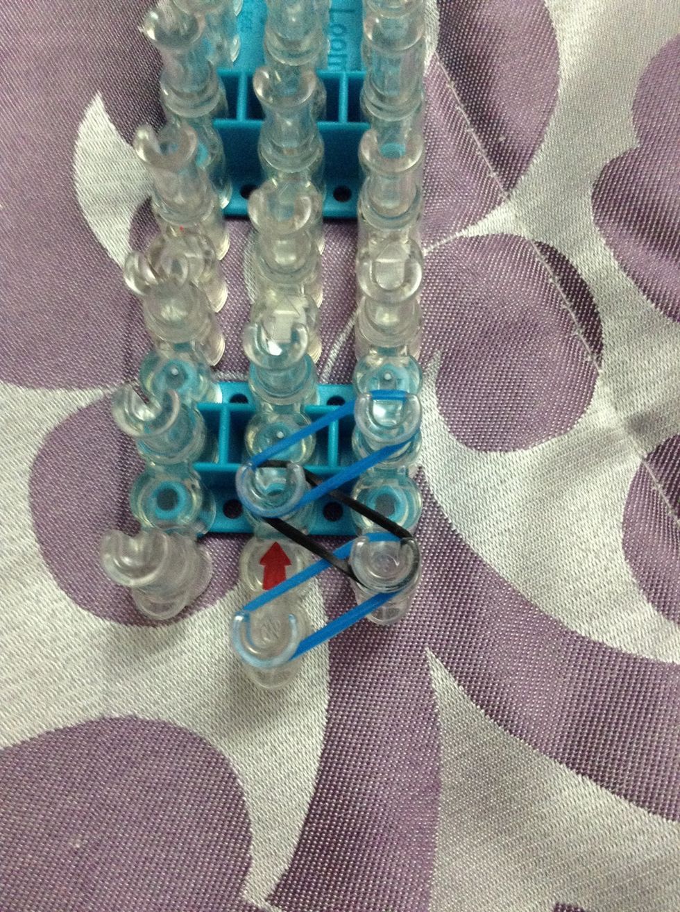 Add the 3rd elastic like so. Continue the pattern up the loom.