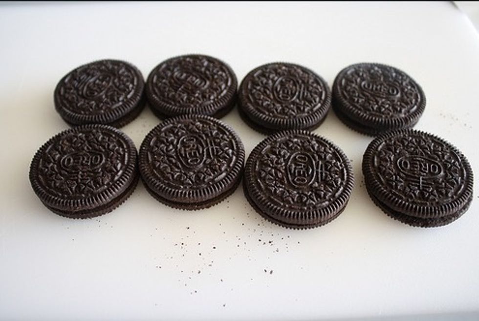 Add the 8 cookies to the blender.