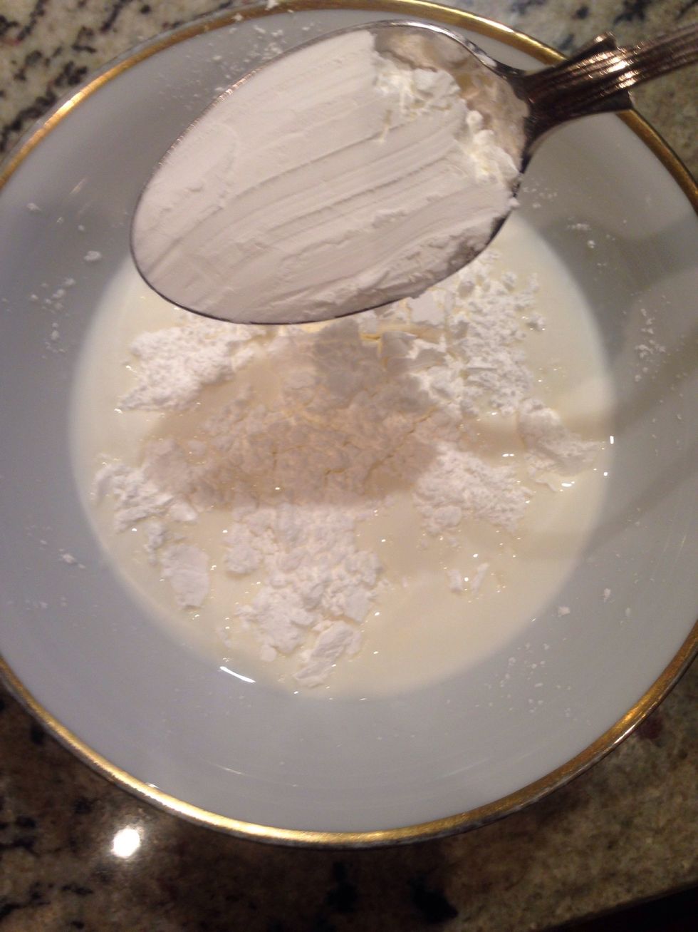 Add the 8 flat tbsp Maizena (cornflower) on the 1/4 milk left in a bowl and stir well