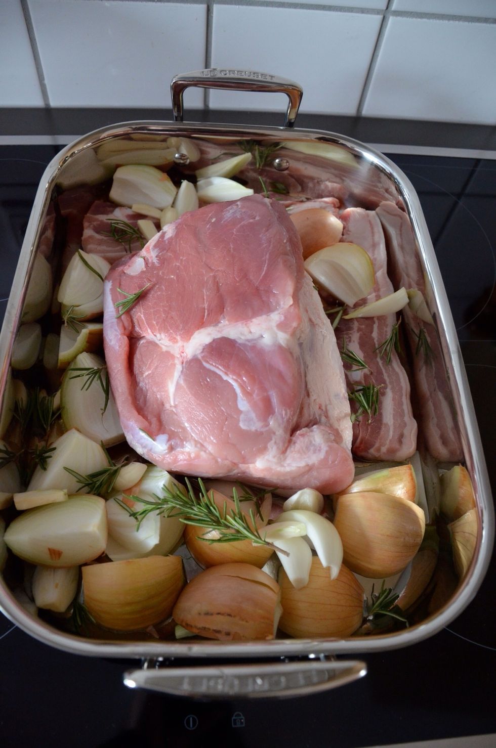 Add the additional meat (if you want to use it), onions, garlic and rosemary. Put it in the preheated oven (200 Celsius) set to heat from top and bottom.