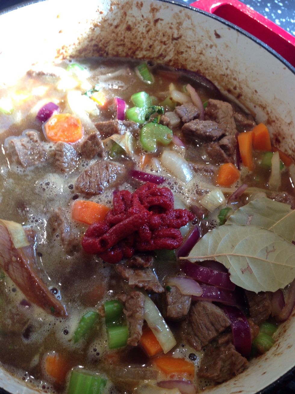Add the ale, stock, bay leaves and pur\u00e9e to the pan and heat through