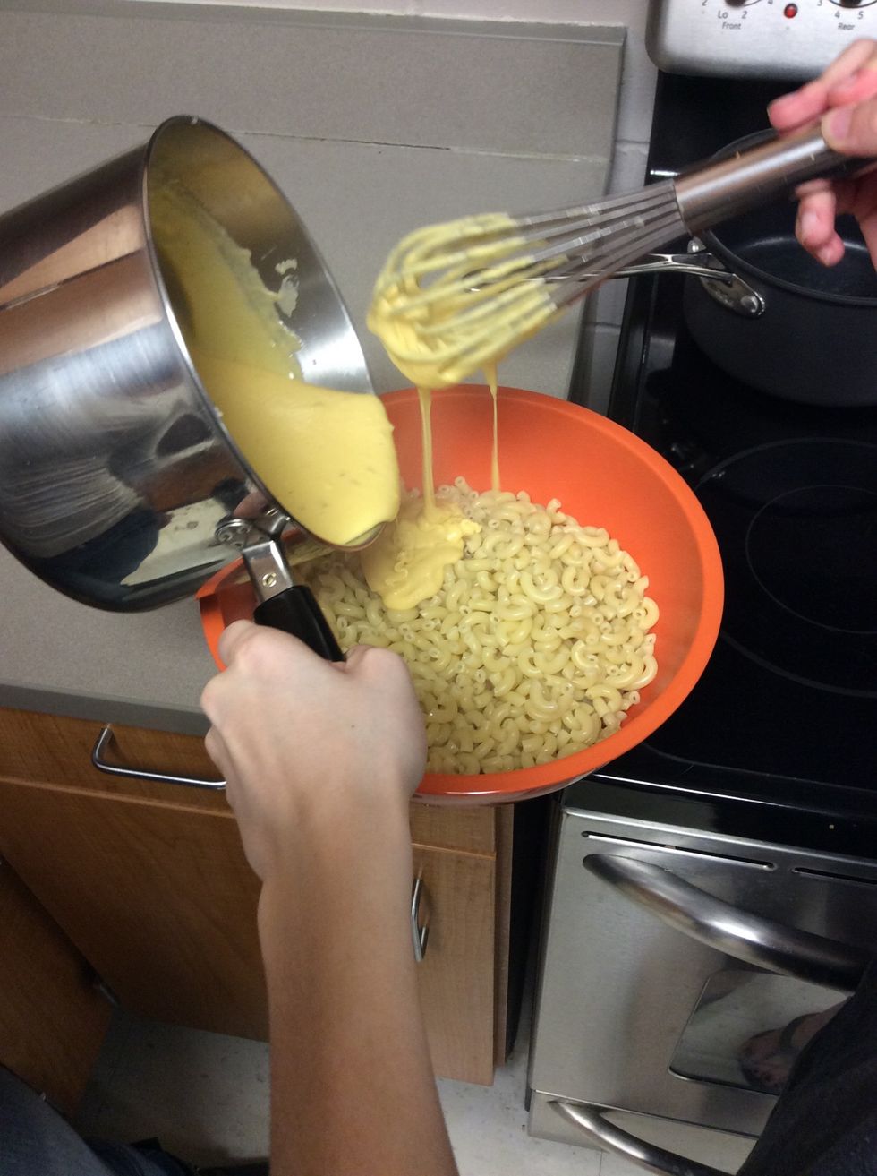 Add the b\u00e9chamel sauce to your macaroni