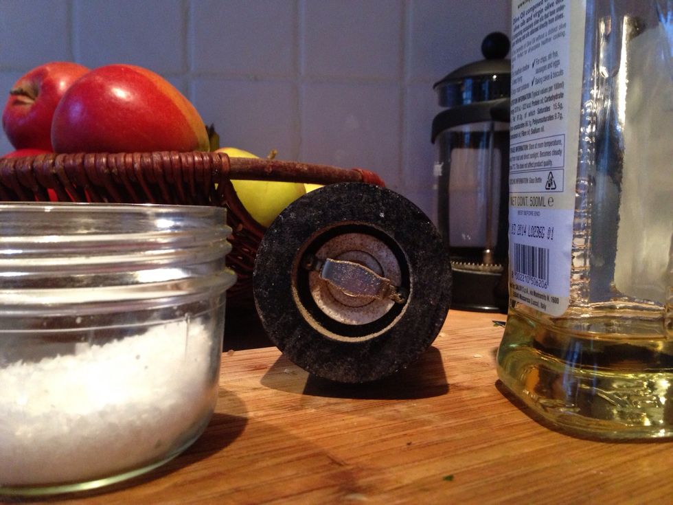 Add the basil (the prepared quarter of the bunch), the onion and half of the garlic to the avocado and mix with 2 tablespoons of olive oil, salt and pepper.