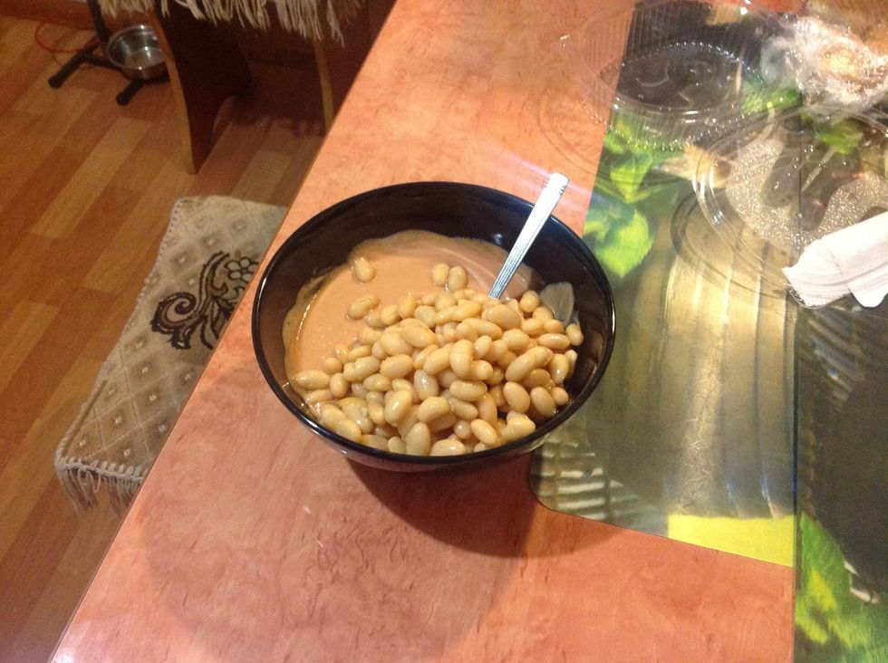 Add the beans to the mix of ketchup and mayonnaise. Mix everything.