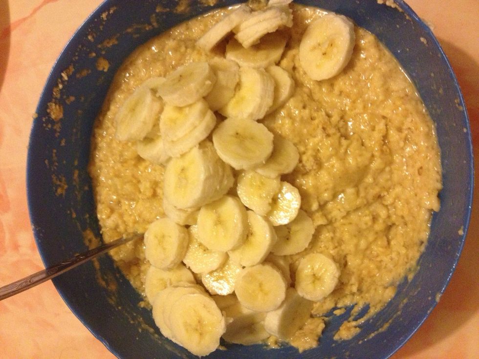 Add the beaten eggs, mashed and sliced bananas to the cake mixture.