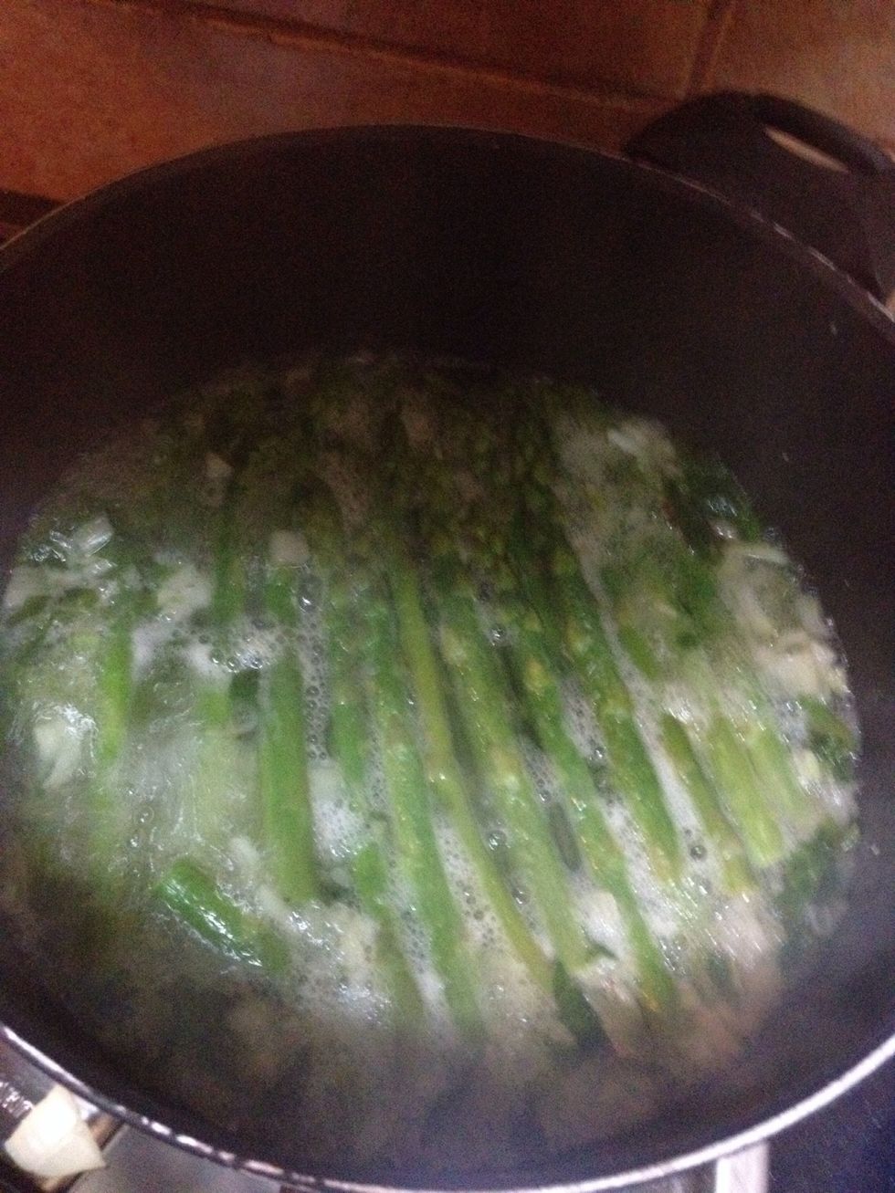 Add the bunch of Asparagus in the saucepan and cover with water (same level of asparagus)