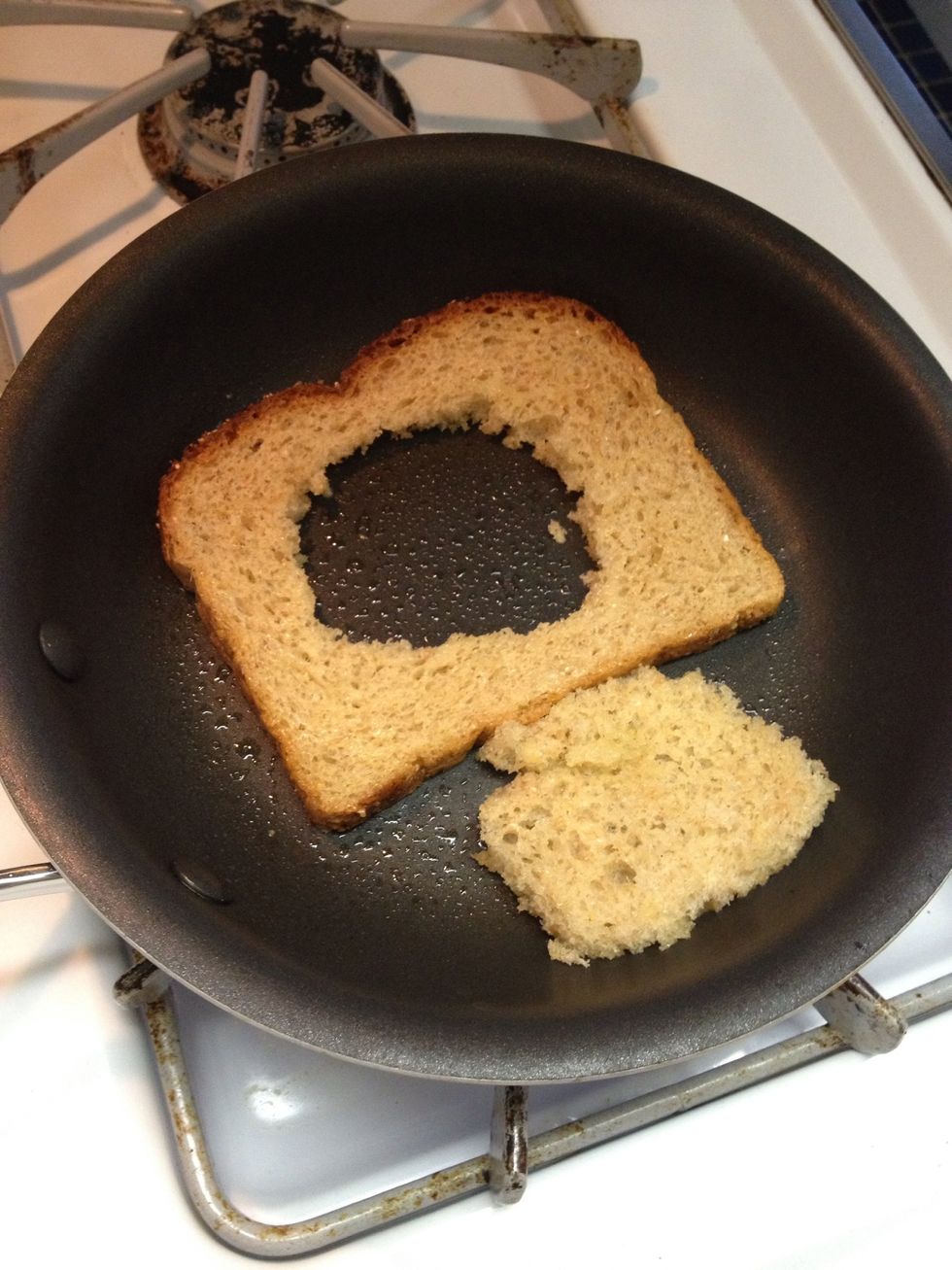 Add the buttered bread (including the bread from the hole) and cook for approximately 20 seconds