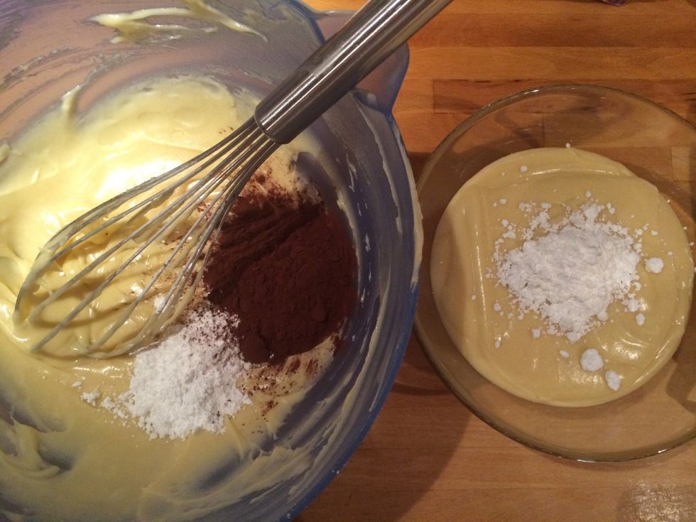 Add the cacao and half of the vanilla powder to the 1/3 of the batter and the rest of the vanilla powder to the 2/3 batter.