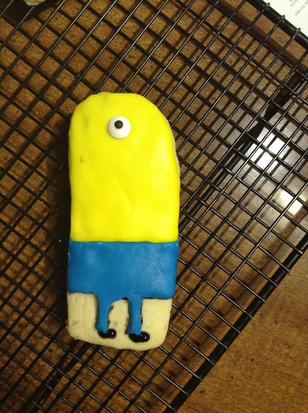 Add the candy piece for the minions eye.