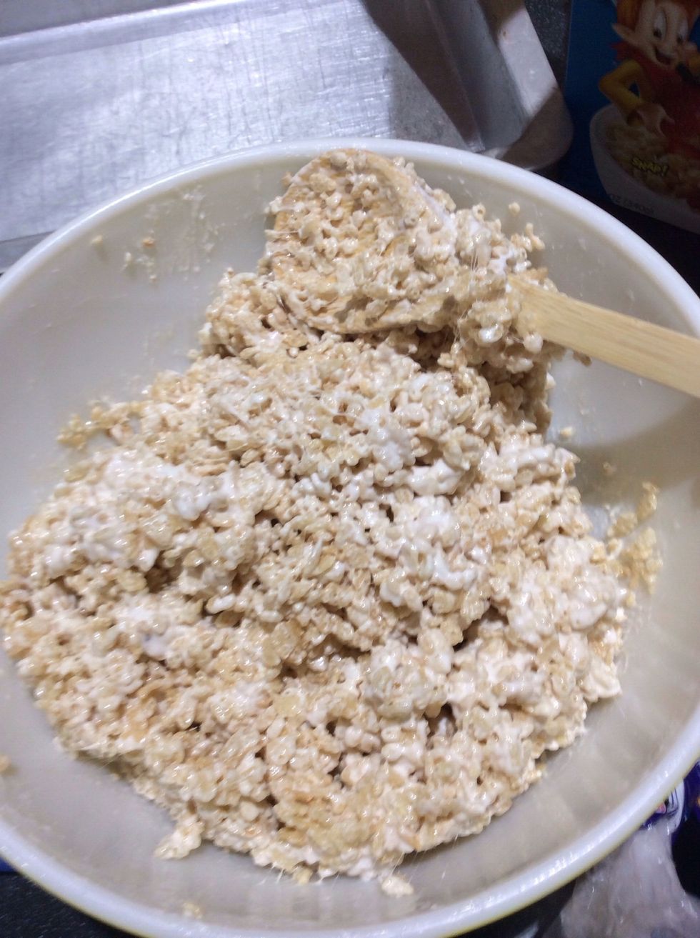 Add the cereal to bowl and mix well.