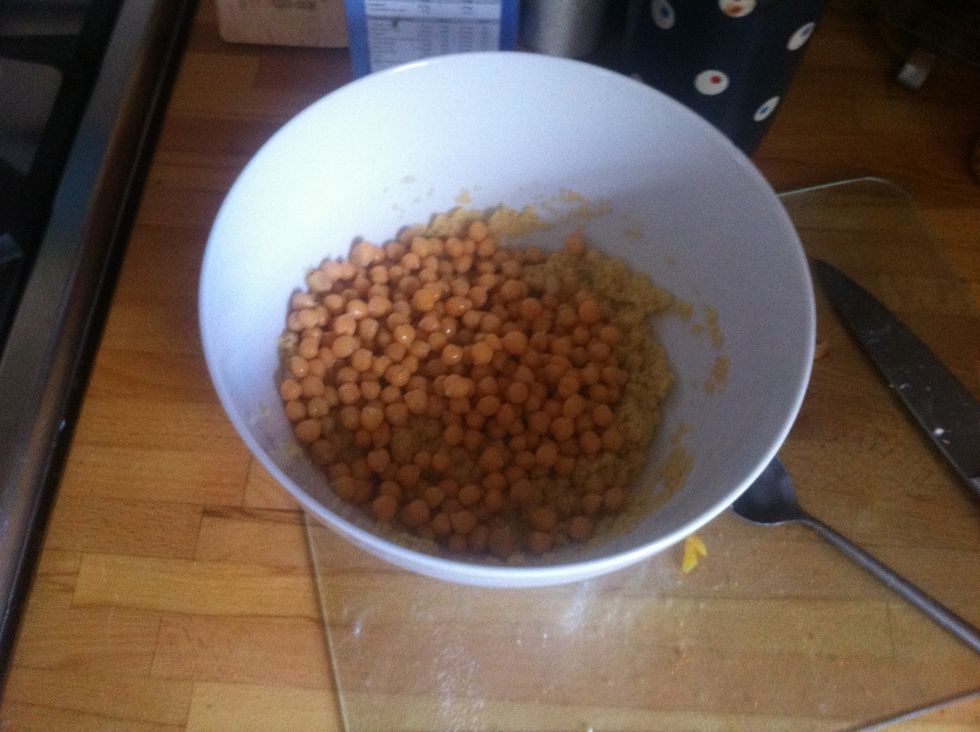 Add the chickpeas to the couscous.