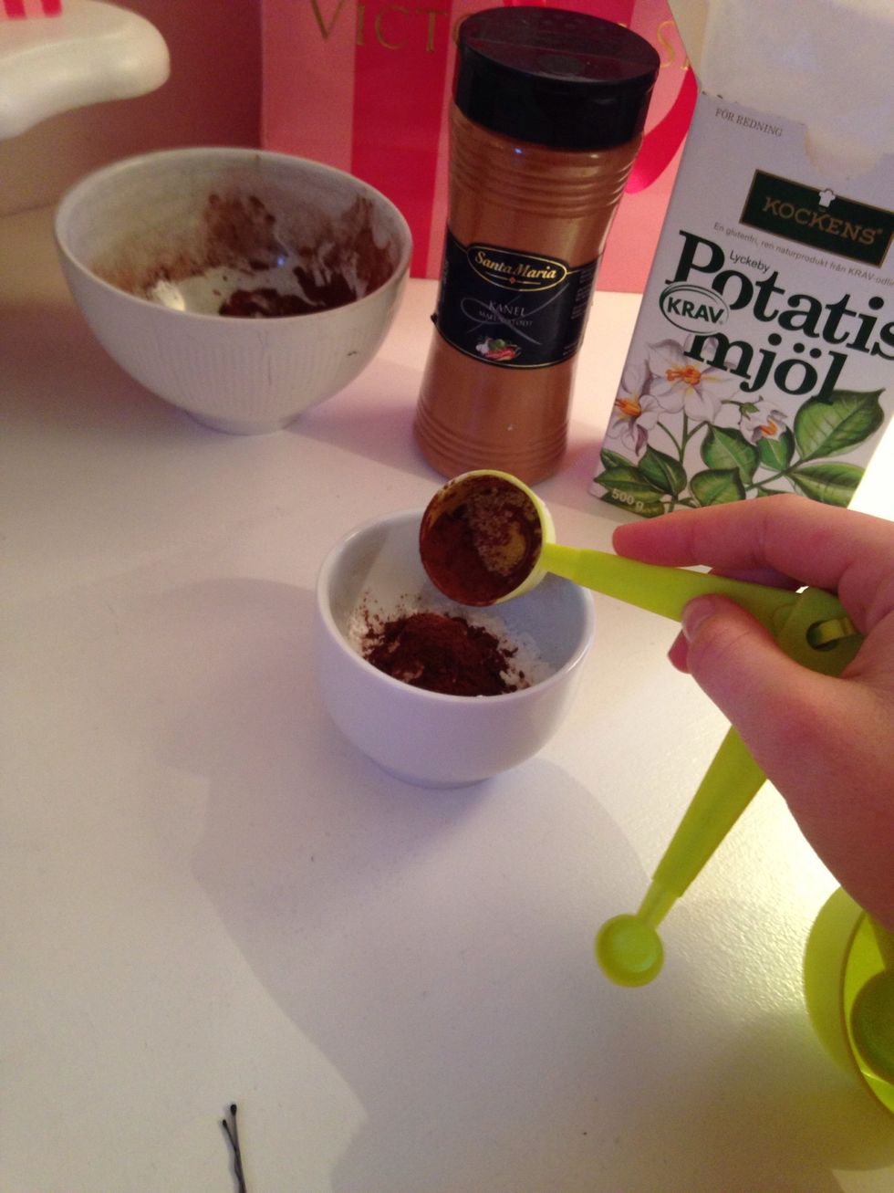 Add the cocoa powder. Add more or less depending on your hair color.\ud83d\udc87