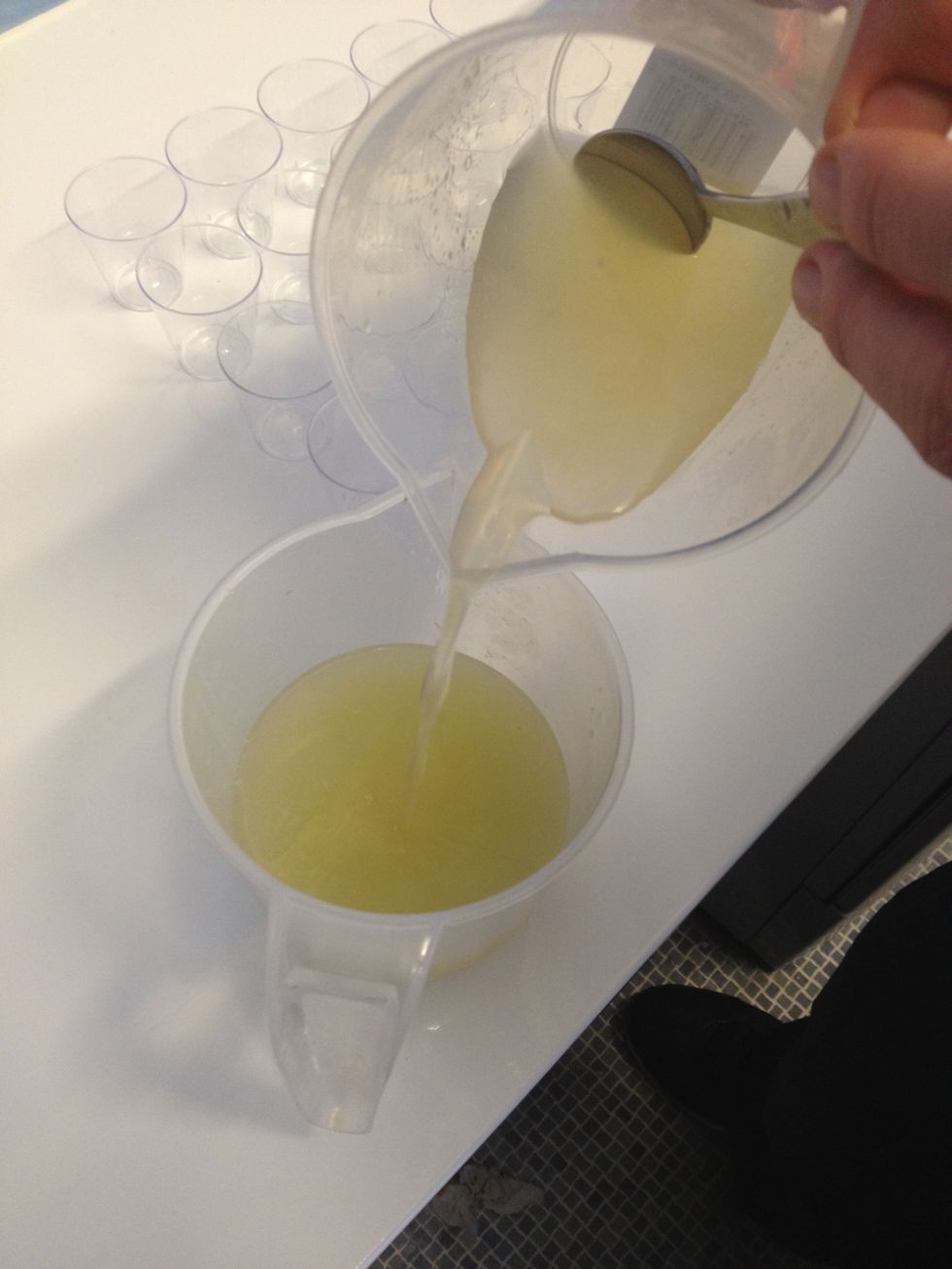 Add the cooled down gelatine solution to the lime and tequila mix.