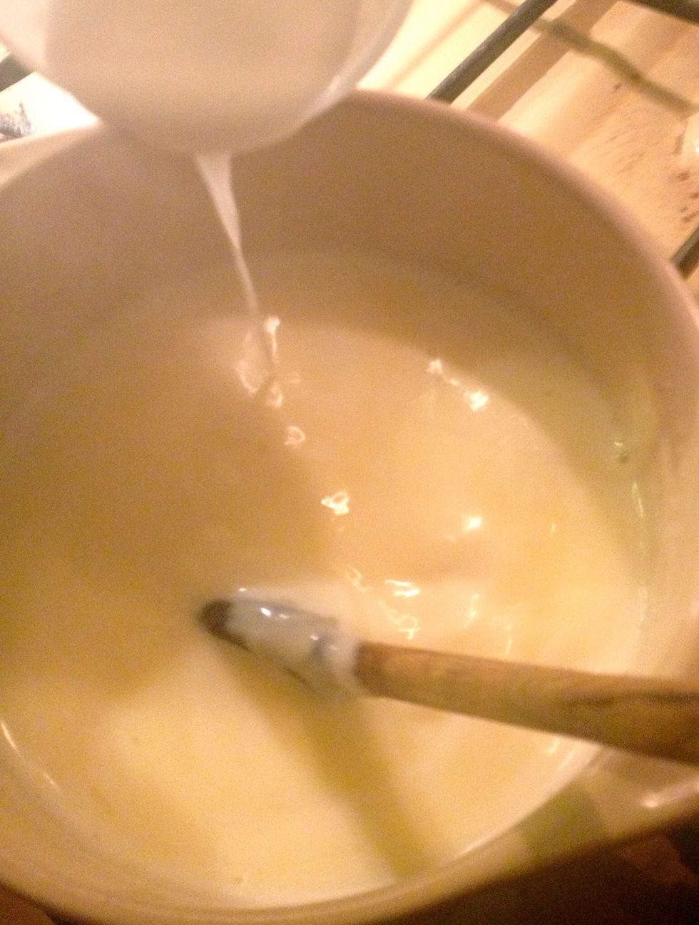 Add the cornflour mixed with kirsch in preparation for it thickens (it is possible to add the cornflour mixed with water if the fondue is too thin), and season.