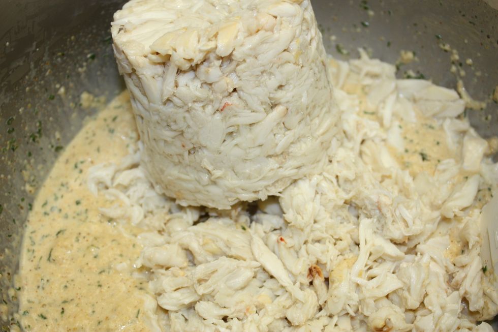 Add the crab to the bread mixture but DO NOT BREAK UP! Notice that the crab is just slightly separated. Keep them in lumps.