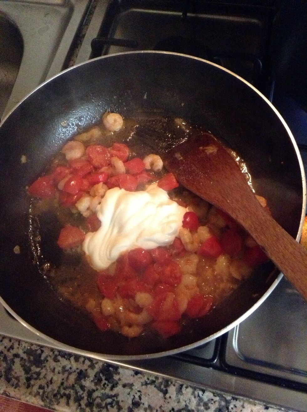 Add the cream to the sauce. Salt to taste. While waiting for the pasta, turn off the heat.