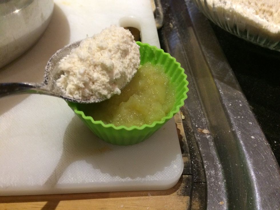 Add the crumble mix on top of the apples and spread it around on top