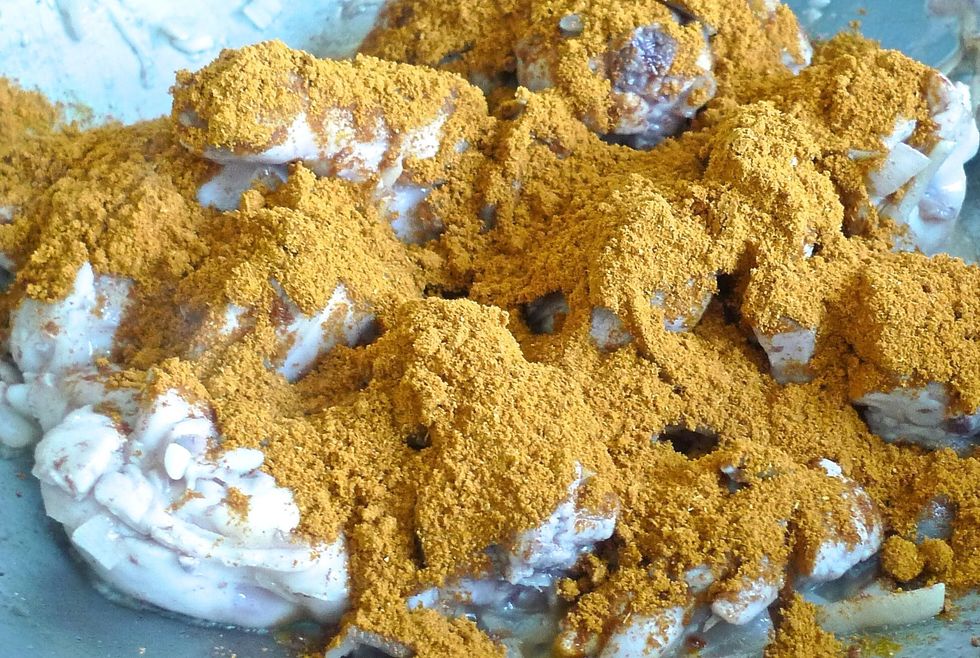 Add the curry powder and fry over high heat, stirring gently.