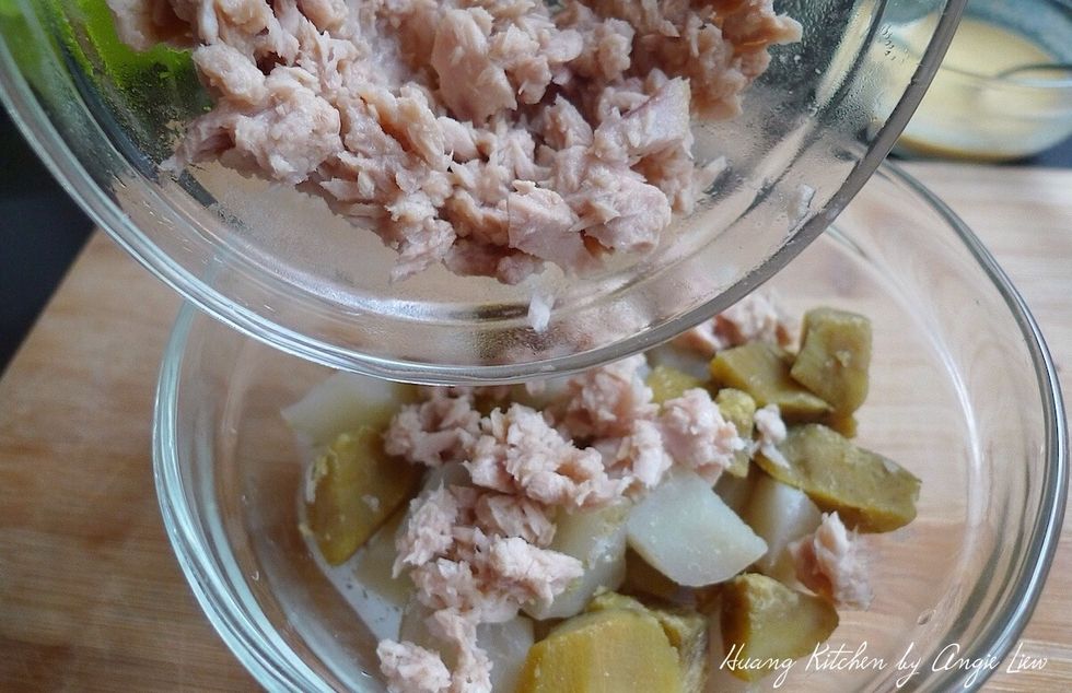 Add the drained tuna to the cooled potato cubes.