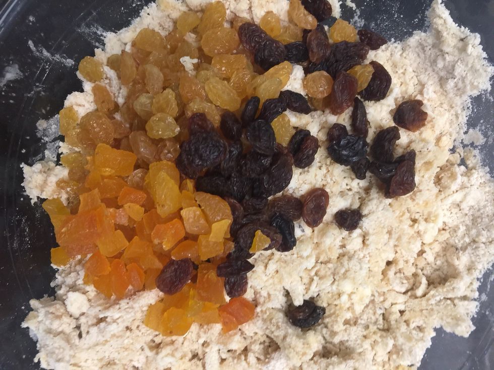 Add the dried fruits.  If you have time soak the dried fruits in water, orange juice or in rhum if you don't have children around