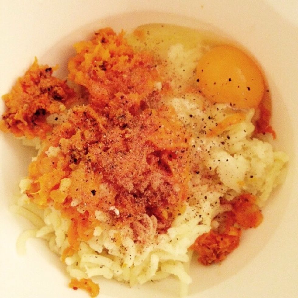 Add the egg, nutmeg, salt and pepper to taste, mix everything well with a spoon