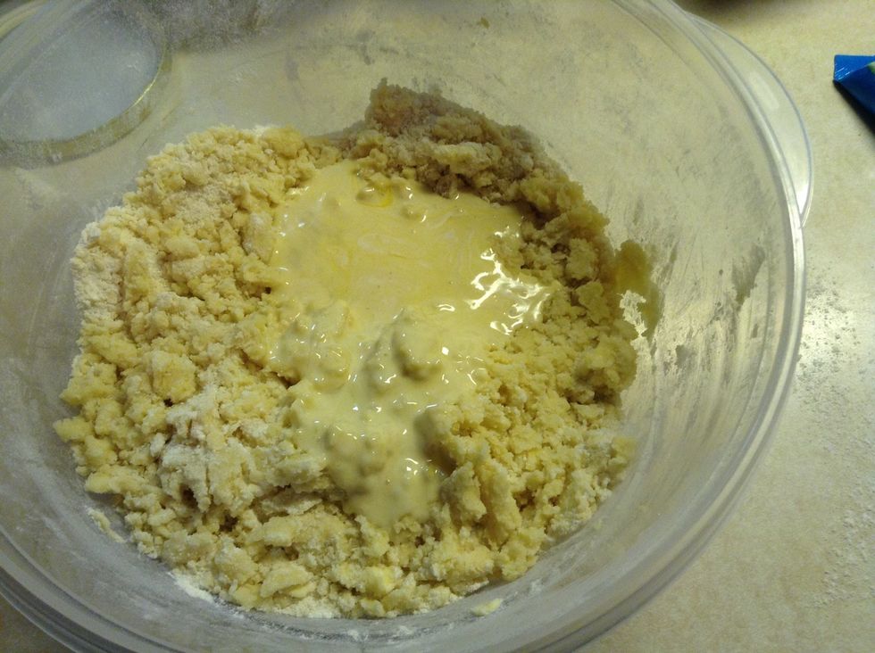 Add the egg, whipping cream, and vanilla extract to the flour mixture