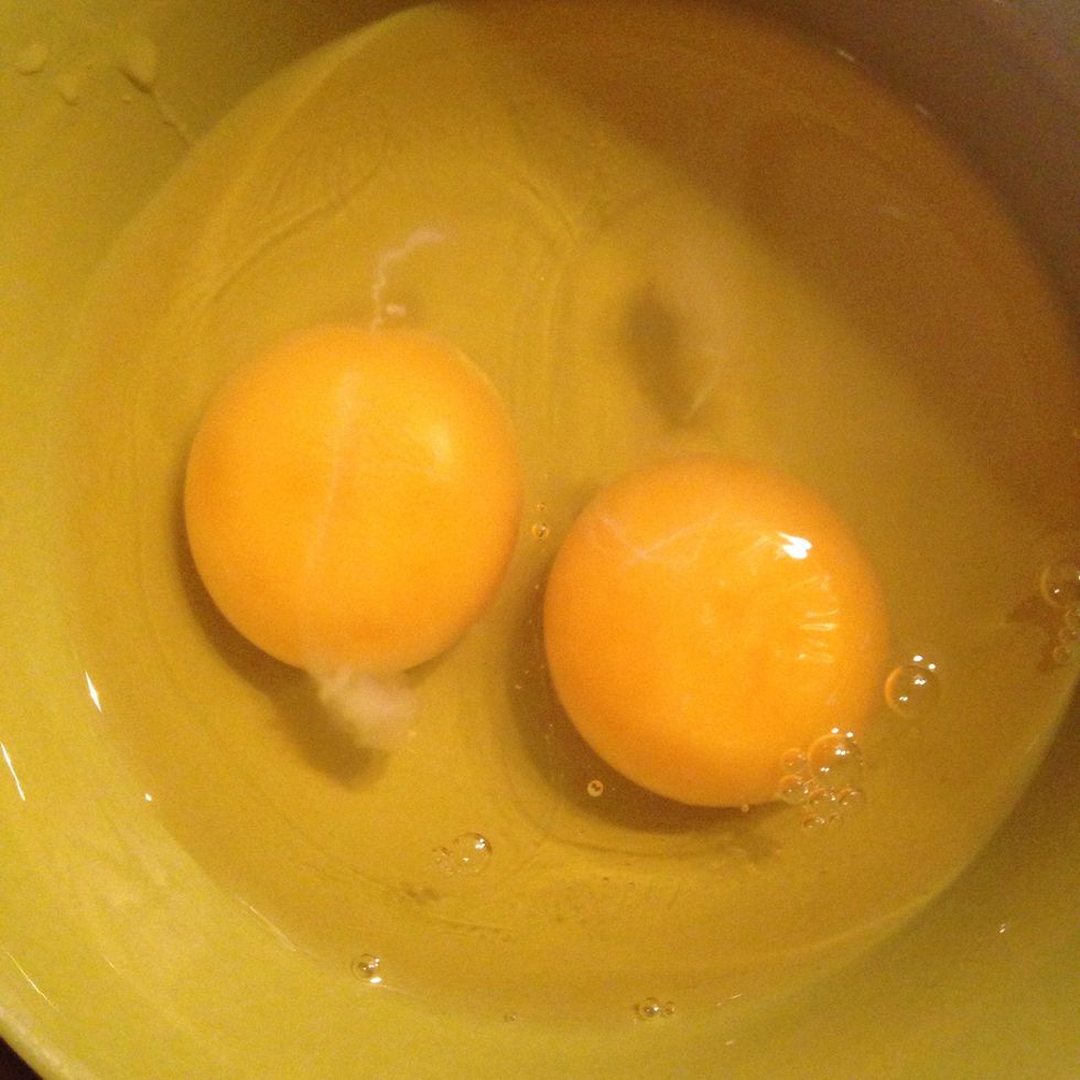 Add the eggs to the mix, you can lightly beat them before. Mix with energy until you have a smooth mixture