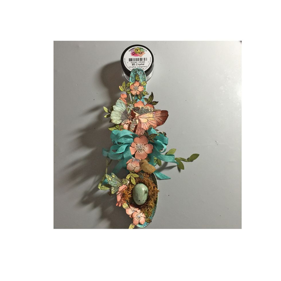 Add the final touches with ribbon and some transparent glitter to the wings of the fairies, flowers and butterflies.