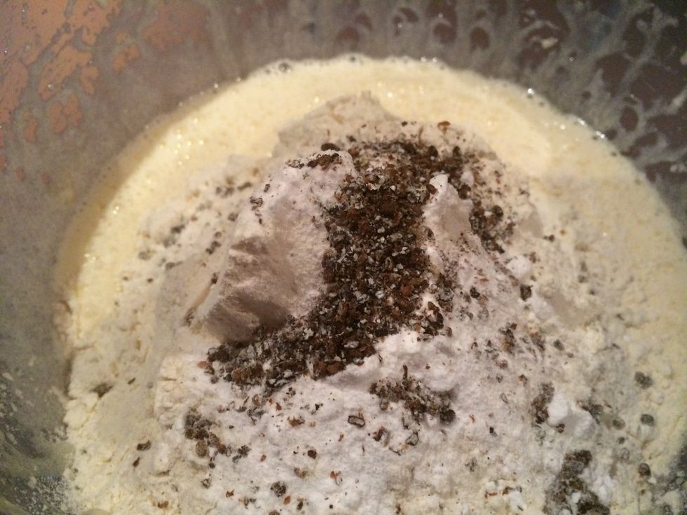 Add the flour, baking soda and the cardamom-seeds to the egg mixture and blend.
