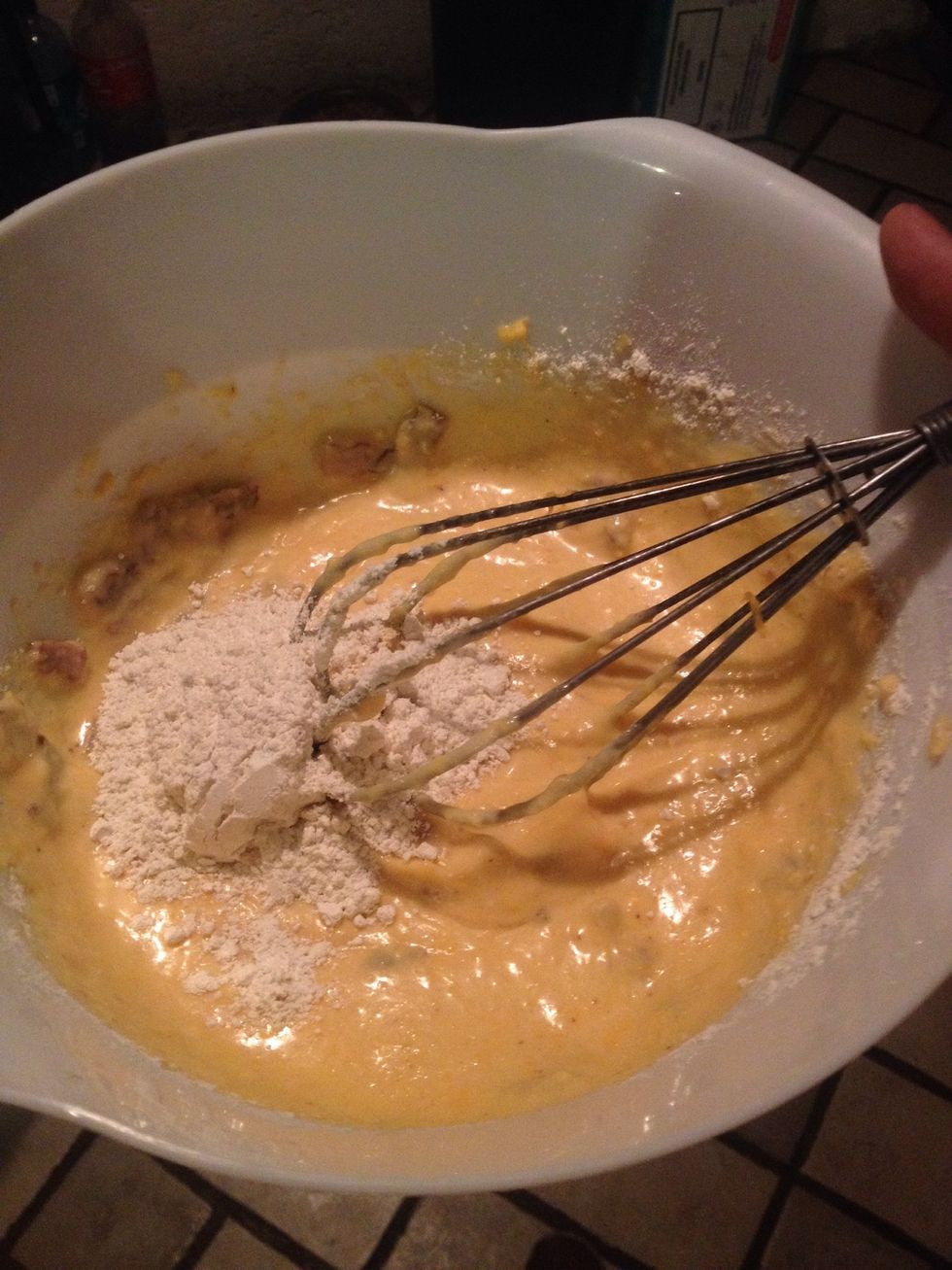 Add the flour mix to the milk-eggs mix... I recommend you do it little by little so you get it smooth.