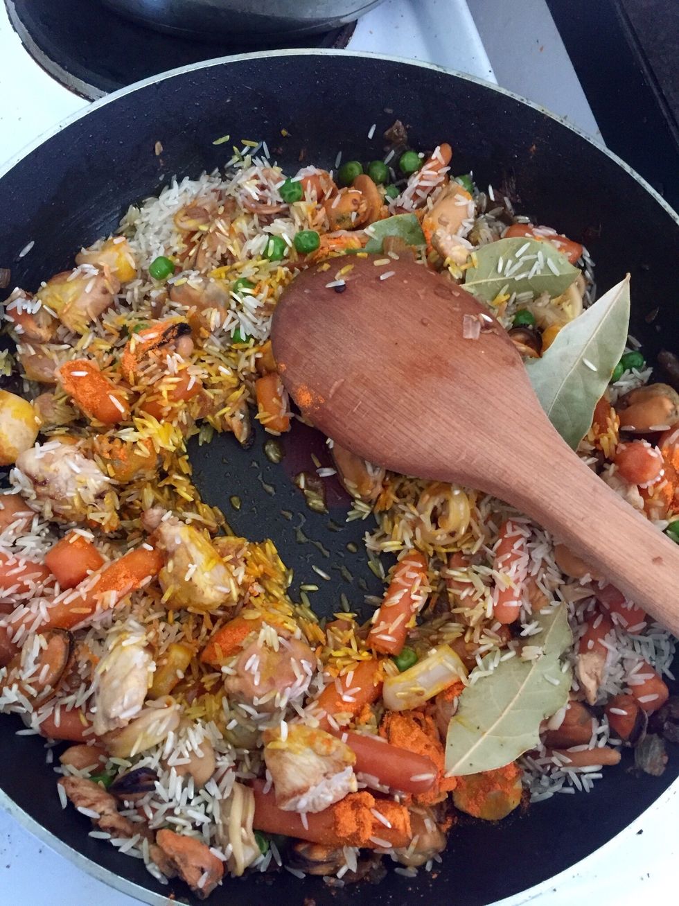 Add the food colorant and stir everything. I get this colorant from my family in Spain or Spanish shops. It has no flavor, it's not paprika, it's only for the yellow colour