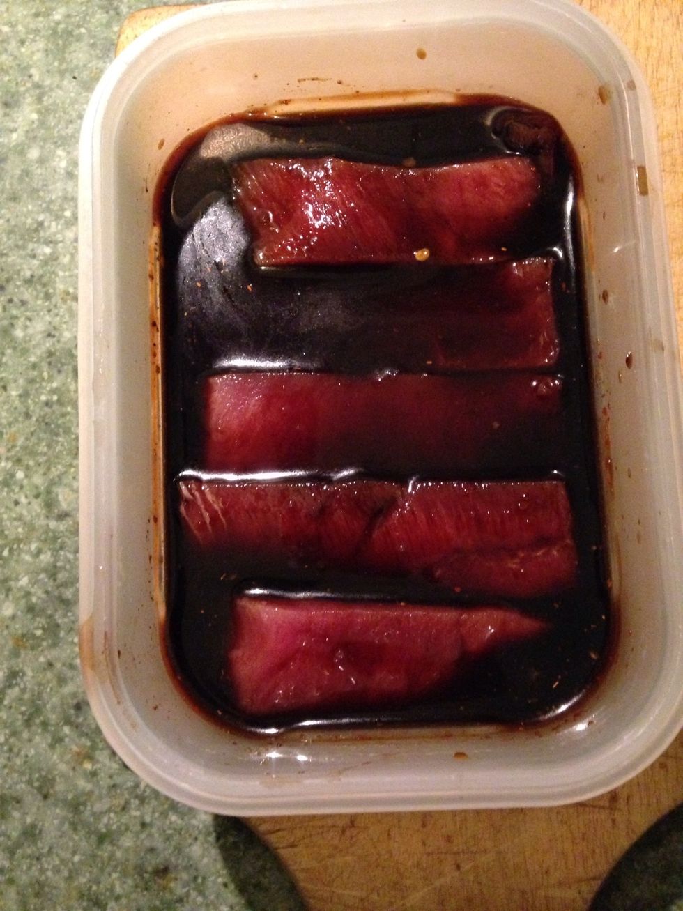 Add the fresh tuna to the sauce and let it rest 10 - 15 min on the fridge