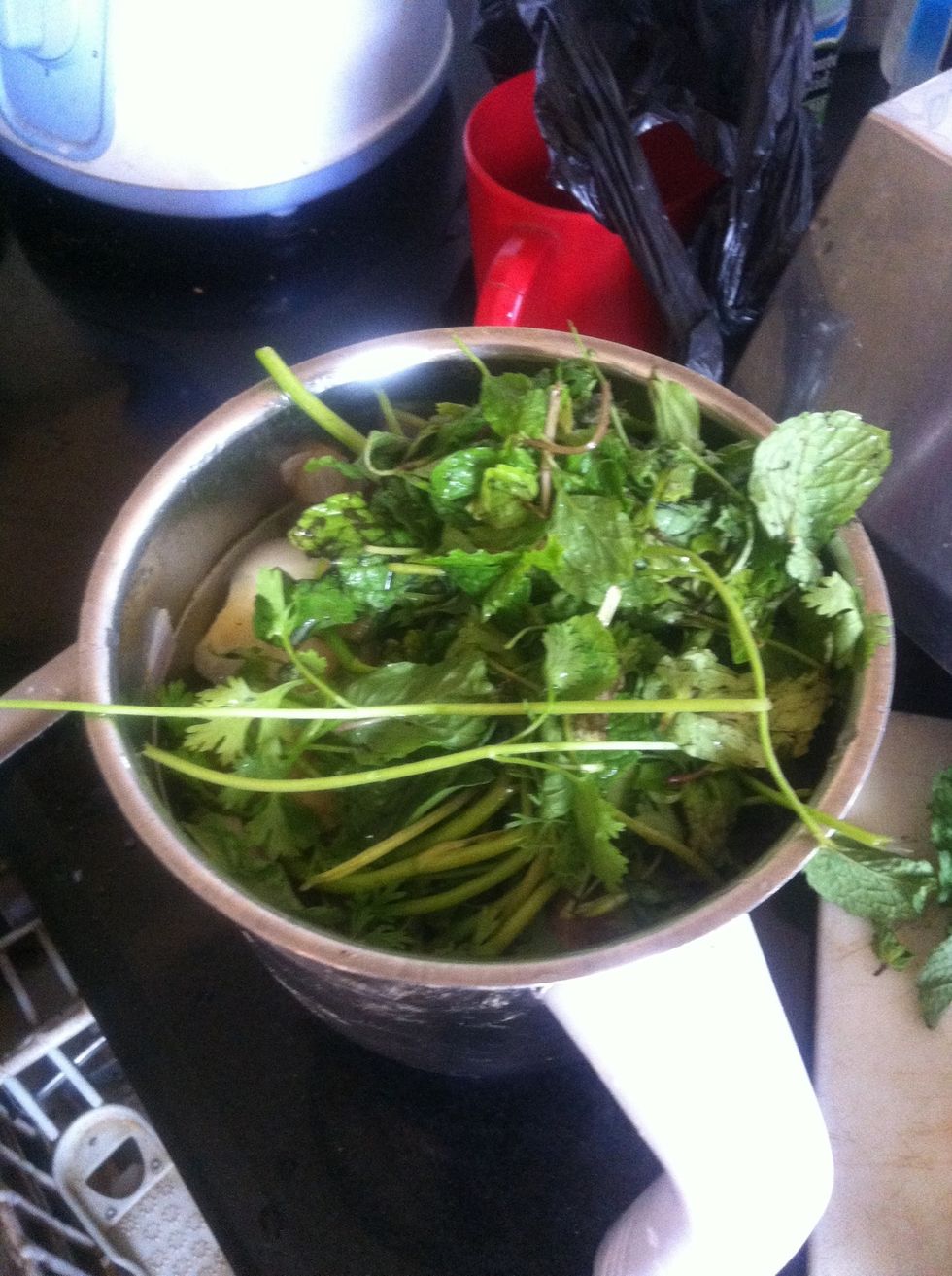 Add the fried onions in the mixer, a spoonful of ginger garlic paste, and fresh coriander(lots again)... Zee err zeeeerr goes my blender