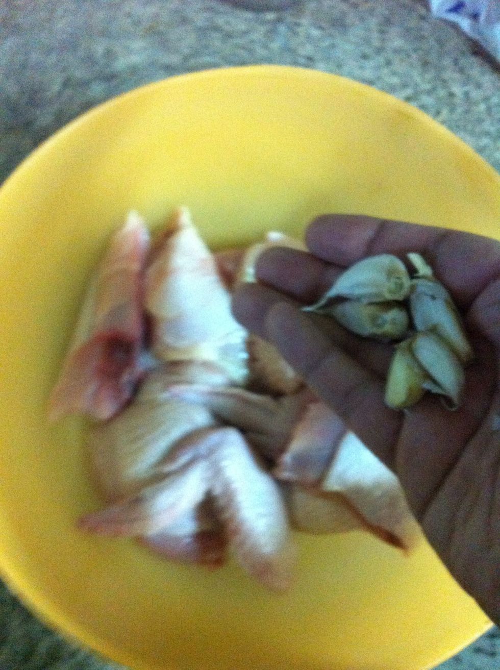 Add the garlic into the chicken in a big mixing bowl.