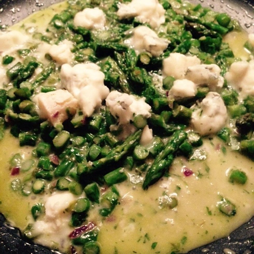 Add the gorgonzola, the white wine and cover with a lid to melt the cheese faster