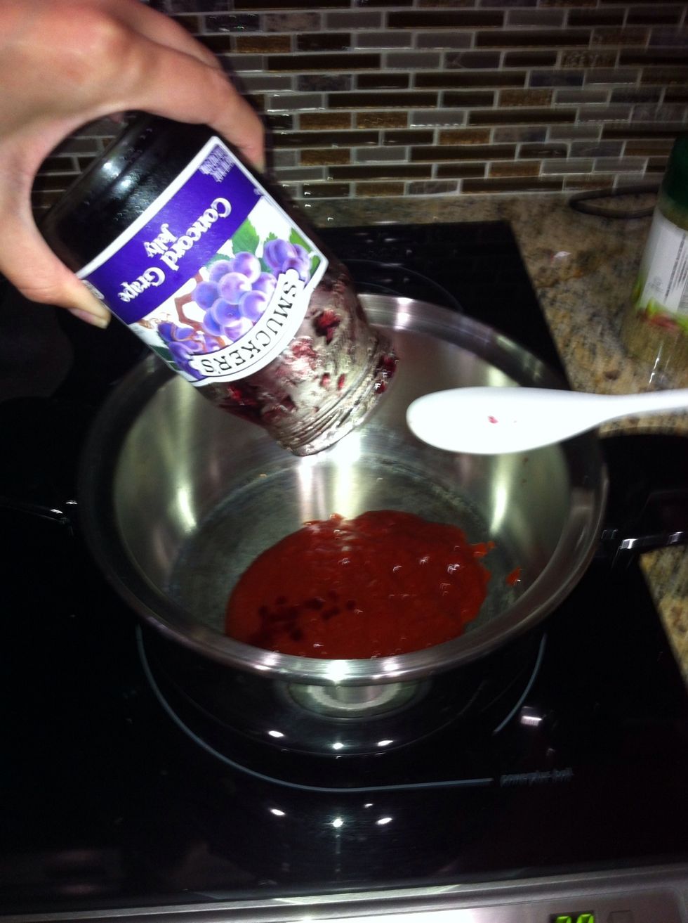 Add the grape jelly to the chili sauce and stir until the jelly melts. Let the 2 ingredients come to a boil before adding the meatballs.