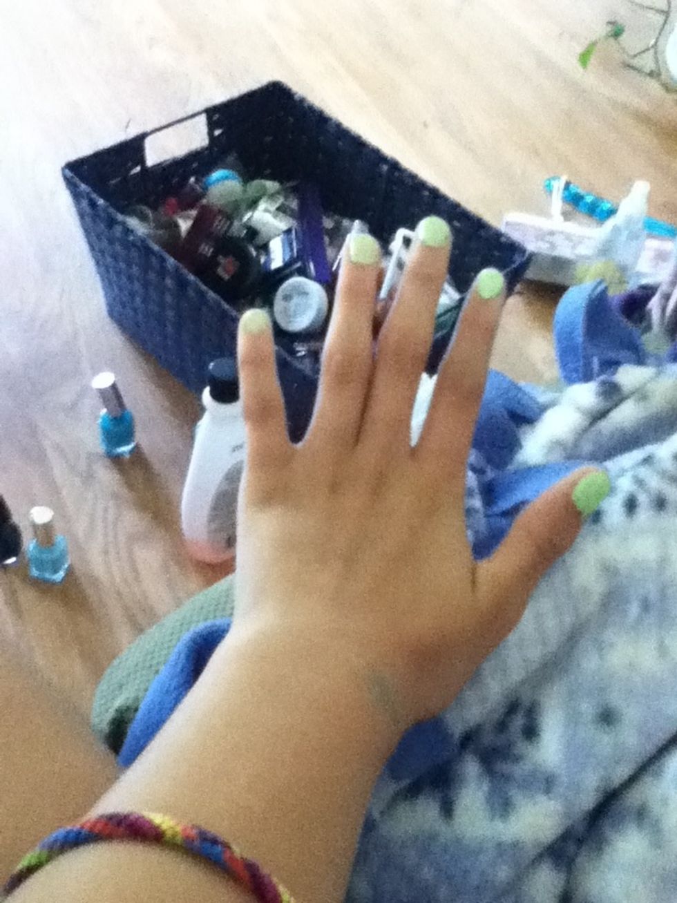 Add the green color of nail polish to your nails.