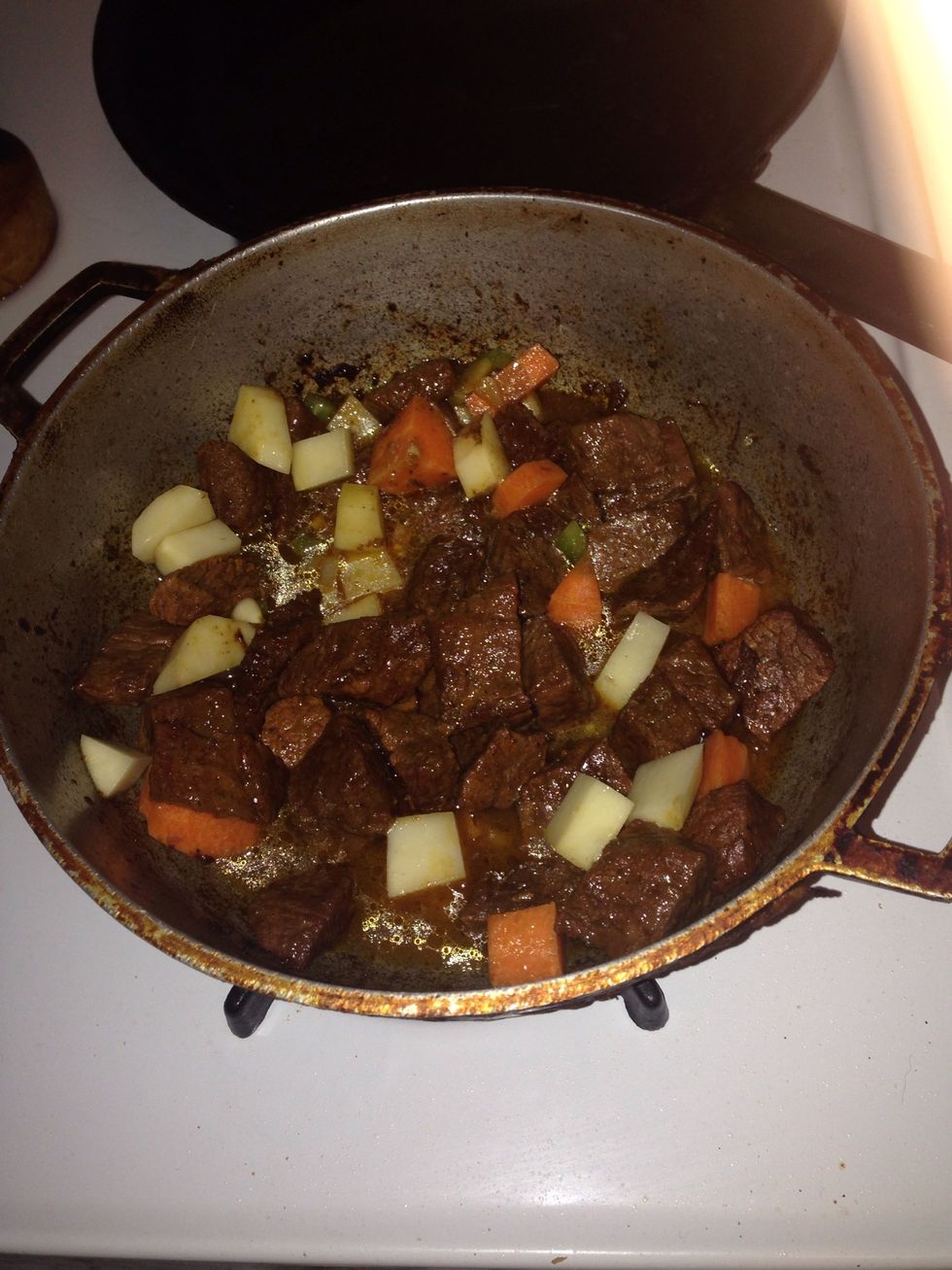 Add the green pepper, onion, garlic, potatoe (optional), And carrots (optional) And cover again for extra 20 mins add one tablespoon Of water to allow sauce