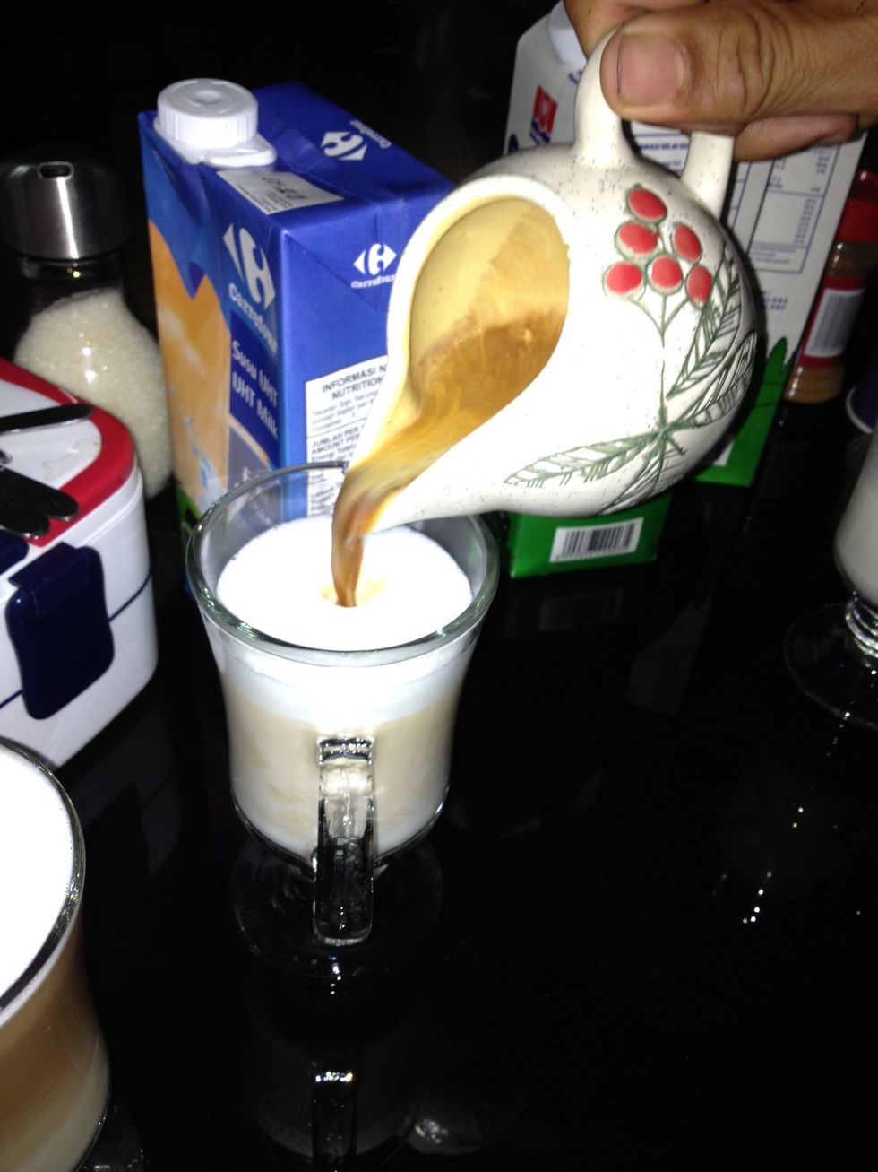 add the hot brewed coffee into the serving glass