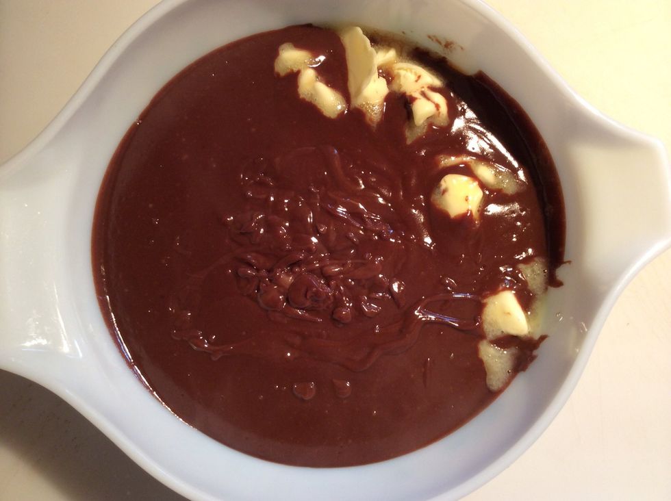 Add the hot chocolate mixture to the butter and vanilla. Again whisk smooth. Set aside. Let's get ready to fill our pie crust with the chocolate pastry cream and fresh sliced bananas.