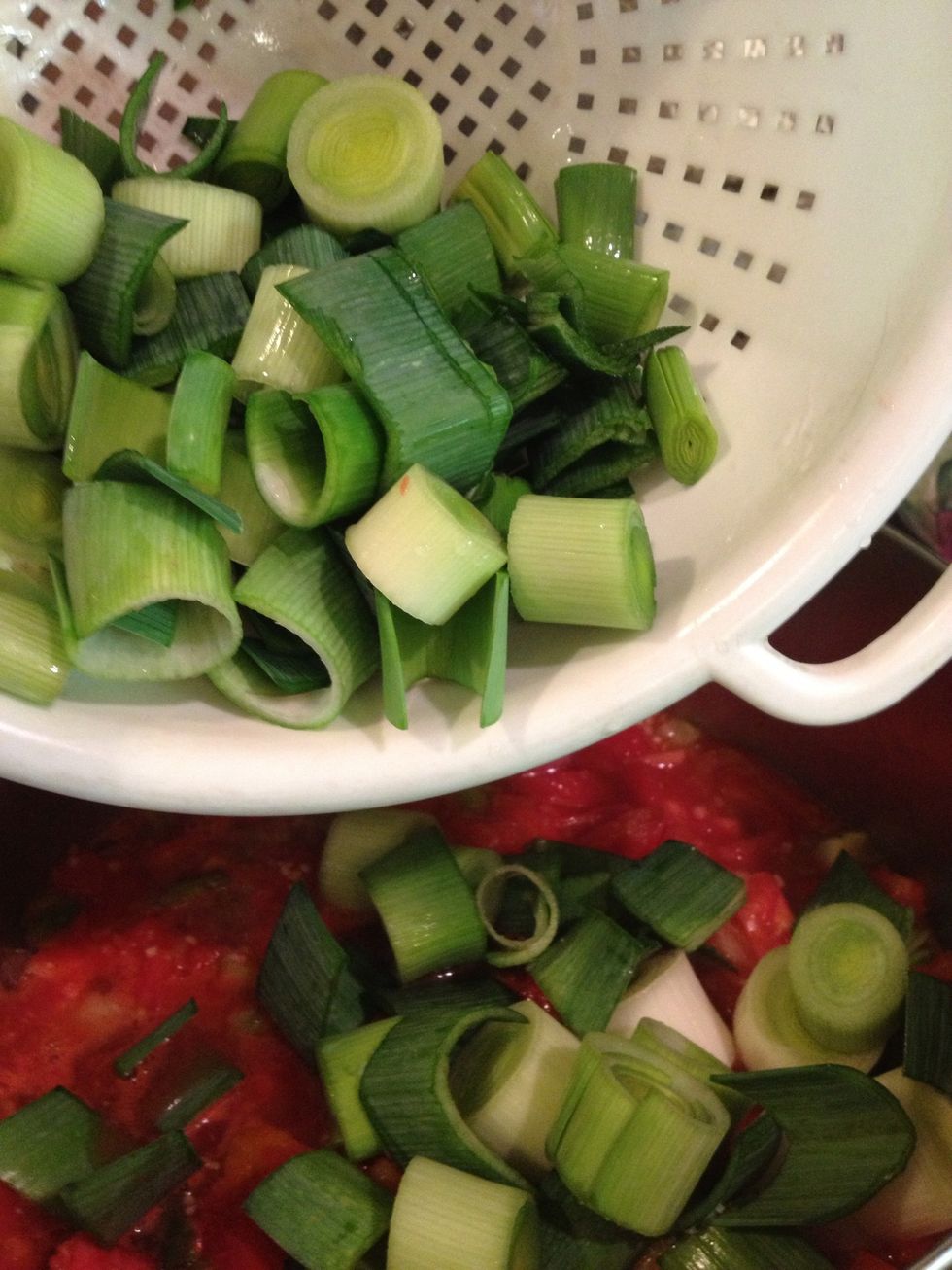 Add the leeks to the tomatoes and stir.