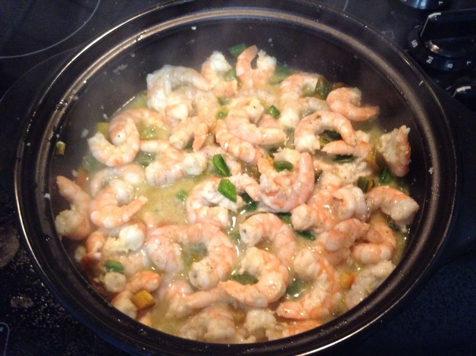 Add the lime juice and already you'll can see the shrimp turning pink.