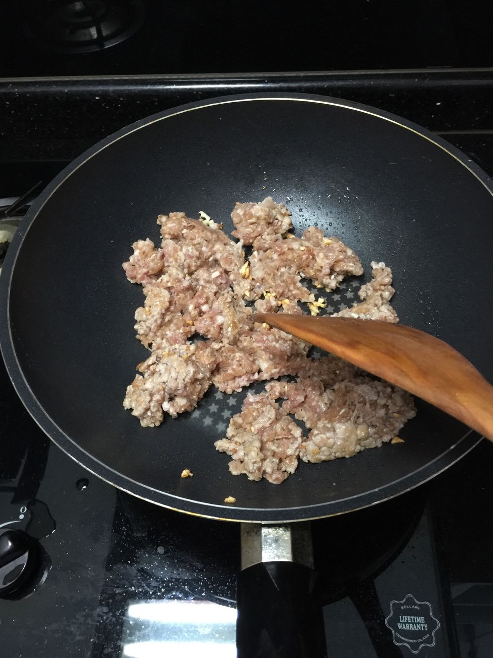 Add the marinated minced meat.